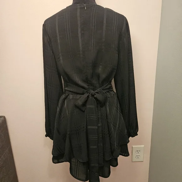 Black Long-Sleeved Wrap Romper - Size Large 😍 - Picture 5 of 8